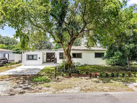 Exterior - 781 NE 162nd St, Miami, FL 33162 photo 6 of 6