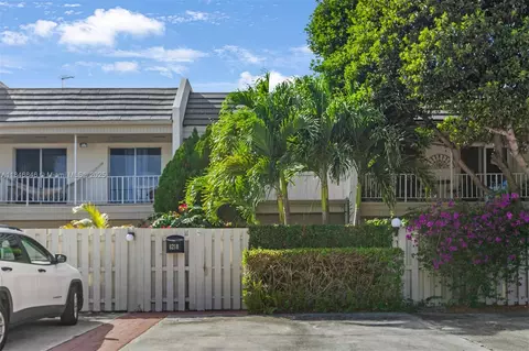 8218 SW 82nd Ct, Miami, FL 33143