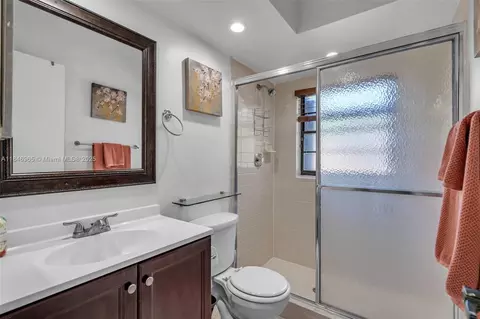 Bath - 3339 Oak Dr, Hollywood, FL 33021 photo 3 of 4