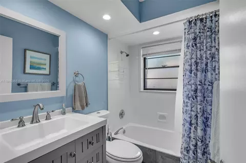 Bath - 3339 Oak Dr, Hollywood, FL 33021 photo 1 of 4