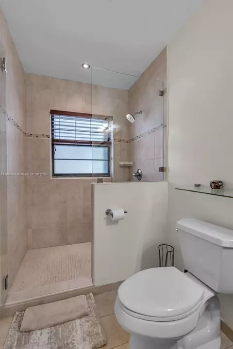 Bath - 3339 Oak Dr, Hollywood, FL 33021 photo 4 of 4