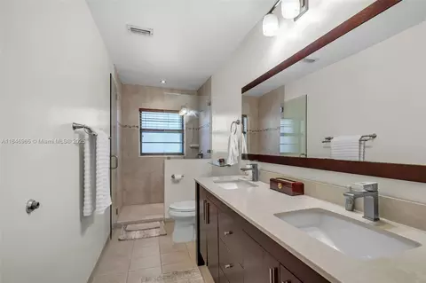 Bath - 3339 Oak Dr, Hollywood, FL 33021 photo 2 of 4