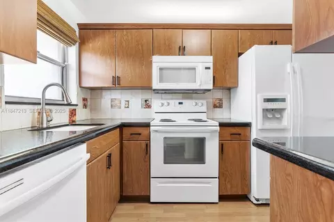 2800 W Sunrise Lakes Dr #202, Sunrise, FL 33322