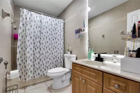 Bath - 6975 W 10th Ct, Hialeah, FL 33014 photo 2 of 2