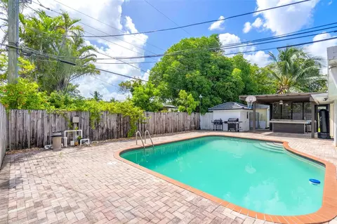 Exterior - 6975 W 10th Ct, Hialeah, FL 33014 photo 4 of 5