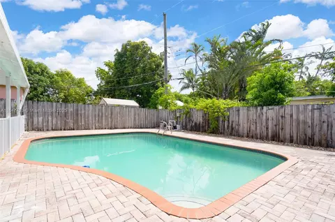 Exterior - 6975 W 10th Ct, Hialeah, FL 33014 photo 5 of 5