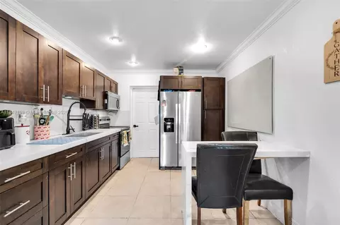 Kitchen - 6975 W 10th Ct, Hialeah, FL 33014 photo 1 of 2