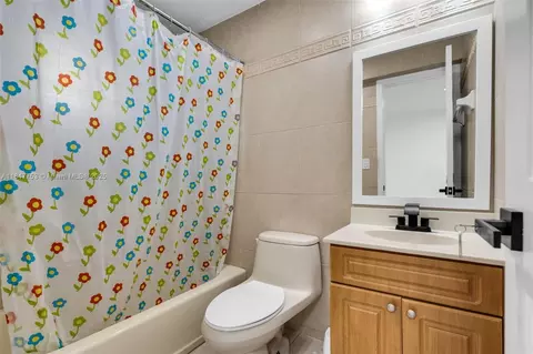 Bath - 6975 W 10th Ct, Hialeah, FL 33014 photo 1 of 2