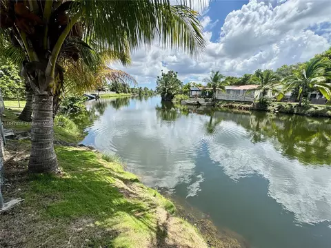 10450 SW 19th St, Miami, FL 33165