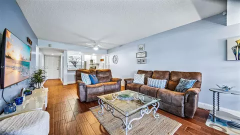 1518 N Whitehall Dr #102, Davie, FL 33324