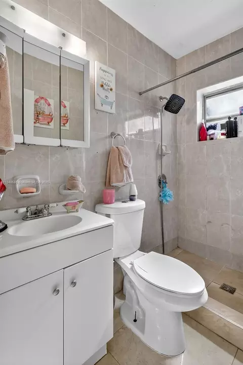 Bath - 3581 W 2nd Ave, Hialeah, FL 33012 photo 2 of 5