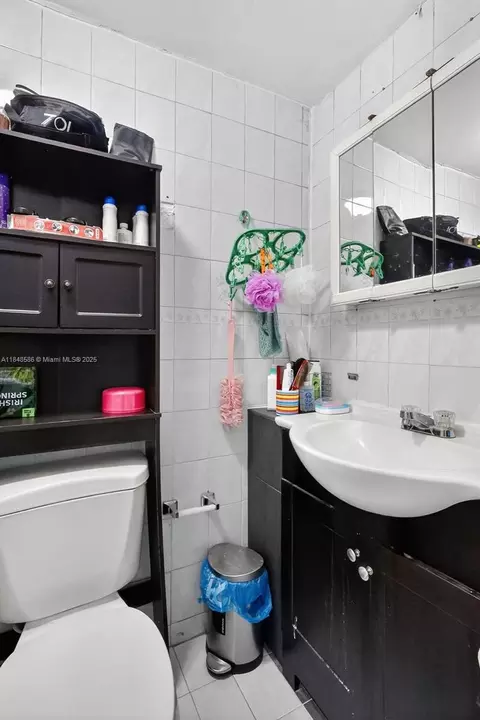 Bath - 3581 W 2nd Ave, Hialeah, FL 33012 photo 4 of 5