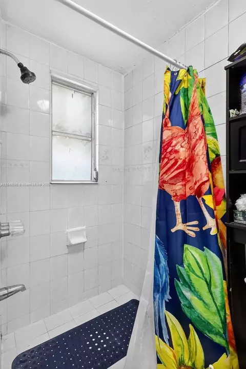 Bath - 3581 W 2nd Ave, Hialeah, FL 33012 photo 5 of 5