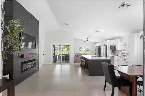 20530 SW 1st St, Pembroke Pines, FL 33029