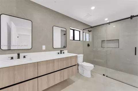 Bath - 7993 W 18th Ln, Hialeah, FL 33014 photo 1 of 3