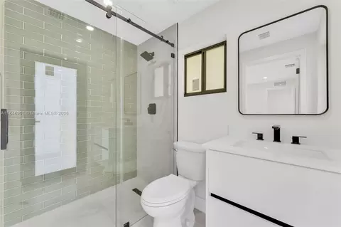 Bath - 7993 W 18th Ln, Hialeah, FL 33014 photo 2 of 3