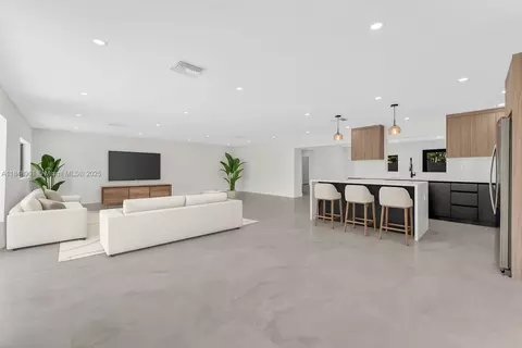 Living - 7993 W 18th Ln, Hialeah, FL 33014 photo 2 of 10