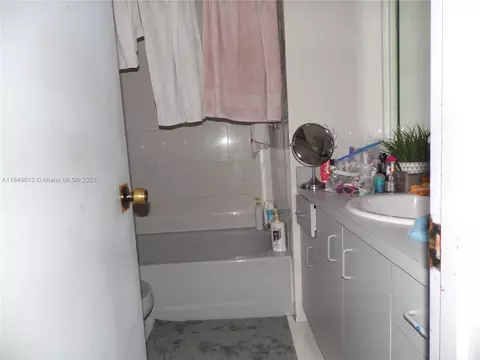 Bath - 1695 W 6th Ave, Hialeah, FL 33010 photo 1 of 1