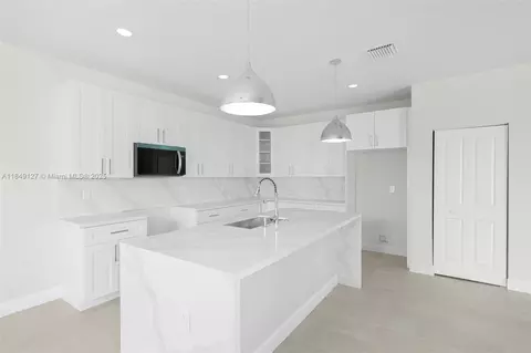 3460 SW 18th St, Fort Lauderdale, FL 33312