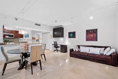 19900 E Country Club Dr #212, Aventura, FL 33180