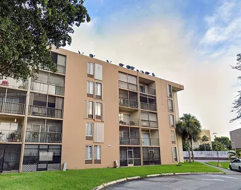 9120 Fontainebleau Blvd #404, Miami, FL 33172