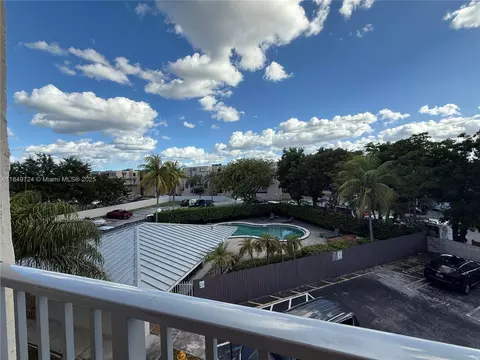 10900 SW 104th St #323, Miami, FL 33176
