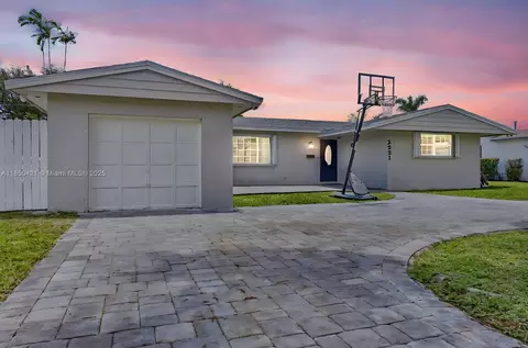 2221 N 43rd Ave, Hollywood, FL 33021