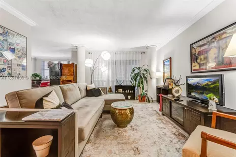 4330 Hillcrest Dr #516, Hollywood, FL 33021