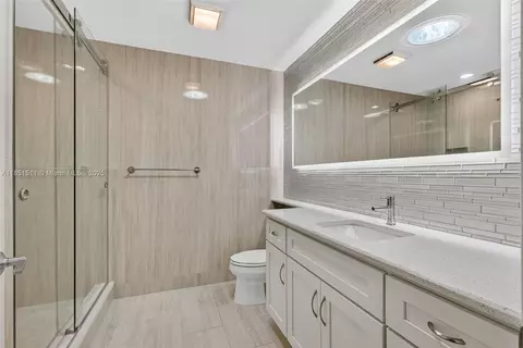 Bath - 257 Ridge Rd, Jupiter, FL 33477 photo 4 of 5