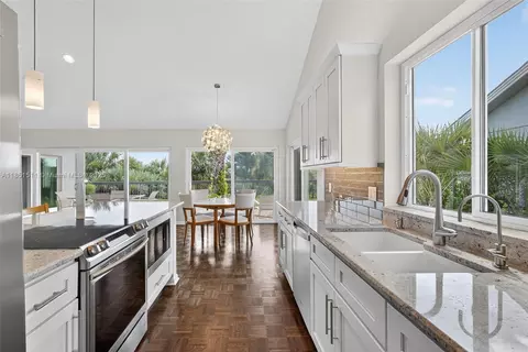Kitchen - 257 Ridge Rd, Jupiter, FL 33477 photo 5 of 7