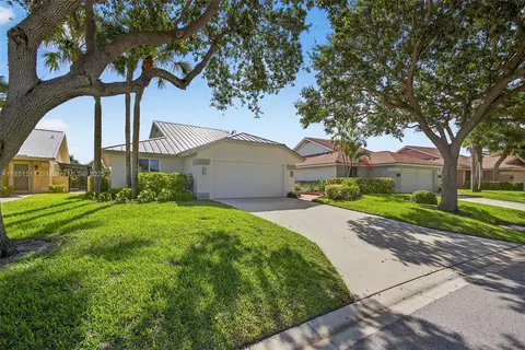 Exterior - 257 Ridge Rd, Jupiter, FL 33477 photo 3 of 21