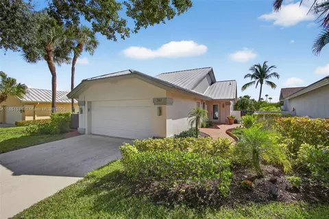 Exterior - 257 Ridge Rd, Jupiter, FL 33477 photo 2 of 21