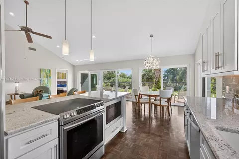 Kitchen - 257 Ridge Rd, Jupiter, FL 33477 photo 4 of 7