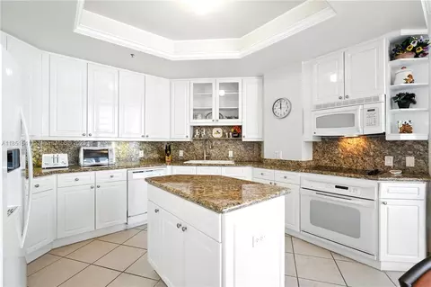 Kitchen - 808 Brickell Key Dr #1008, Miami, FL 33131 photo 1 of 2
