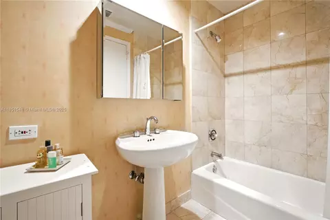 Bath - 808 Brickell Key Dr #1008, Miami, FL 33131 photo 3 of 3