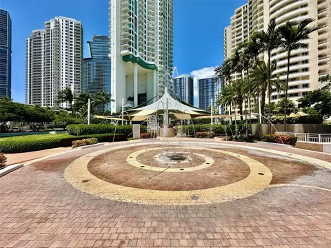 Exterior - 808 Brickell Key Dr #1008, Miami, FL 33131 photo 7 of 8