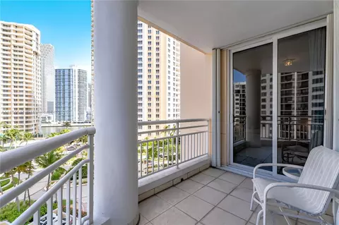 Exterior - 808 Brickell Key Dr #1008, Miami, FL 33131 photo 3 of 8