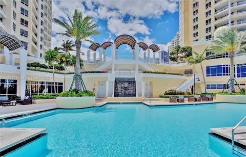 Exterior - 808 Brickell Key Dr #1008, Miami, FL 33131 photo 6 of 8