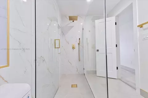 Bath - 1026 W 32nd St, Hialeah, FL 33012 photo 4 of 5