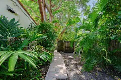 Exterior - 330 Pacific Rd, Key Biscayne, FL 33149 photo 9 of 9