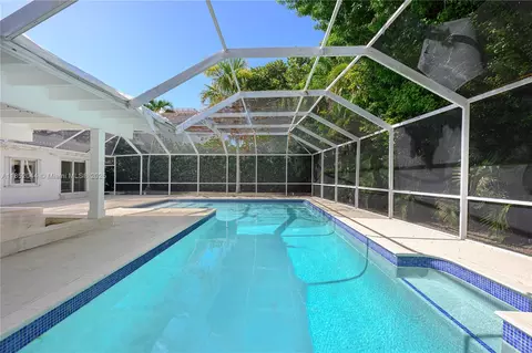 Exterior - 330 Pacific Rd, Key Biscayne, FL 33149 photo 5 of 9