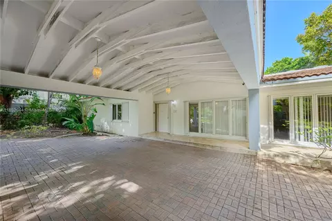Exterior - 330 Pacific Rd, Key Biscayne, FL 33149 photo 2 of 9