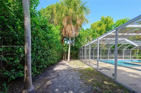 Exterior - 330 Pacific Rd, Key Biscayne, FL 33149 photo 8 of 9
