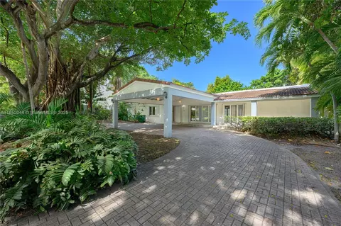 Exterior - 330 Pacific Rd, Key Biscayne, FL 33149 photo 4 of 9