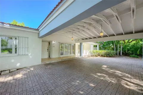 Exterior - 330 Pacific Rd, Key Biscayne, FL 33149 photo 3 of 9
