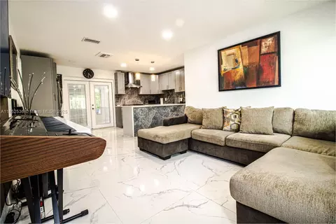 5601 SW 38th St, Davie, FL 33314