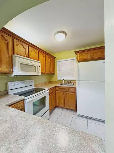 8325 Sunrise Lakes Blvd #205, Sunrise, FL 33322
