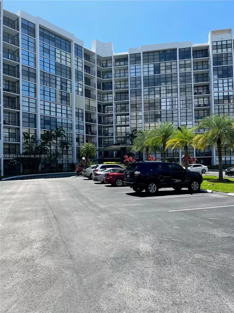 1000 Parkview Dr #523, Hallandale Beach, FL 33009