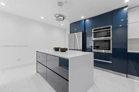 Kitchen - 4205 E 10th Ave, Hialeah, FL 33013 photo 4 of 6