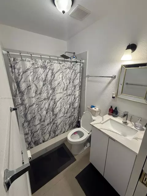 Bath - 4205 E 10th Ave, Hialeah, FL 33013 photo 3 of 3
